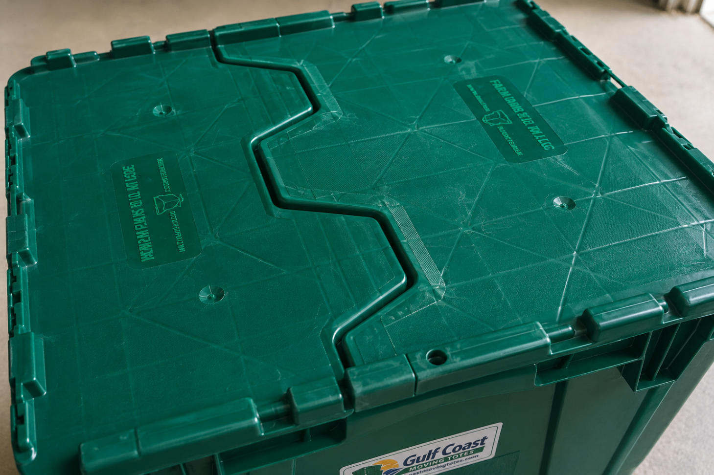 Attached-lid tote design detail